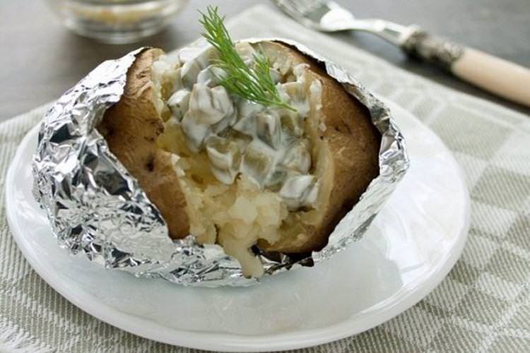 Запечена картопля із солоними огірками