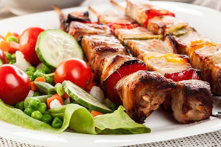 Шашлик зі свинини з овочами в духовці