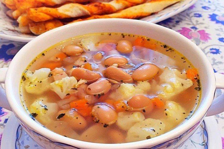 Фасолевий суп з цвітною капустою