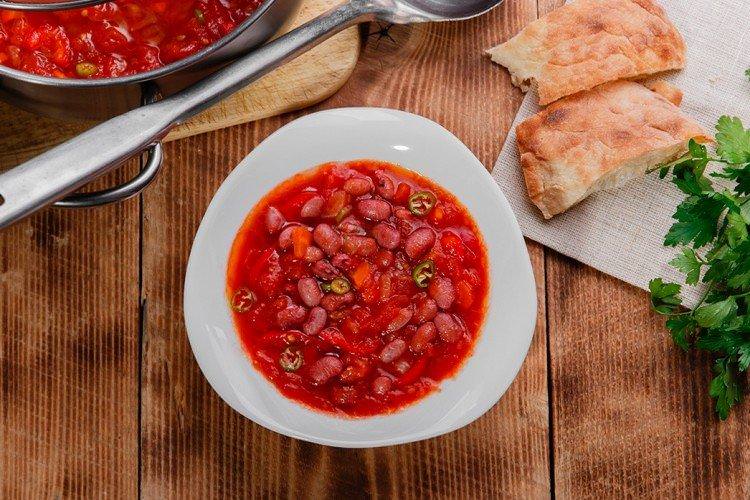 Томатний суп з червоної квасолі