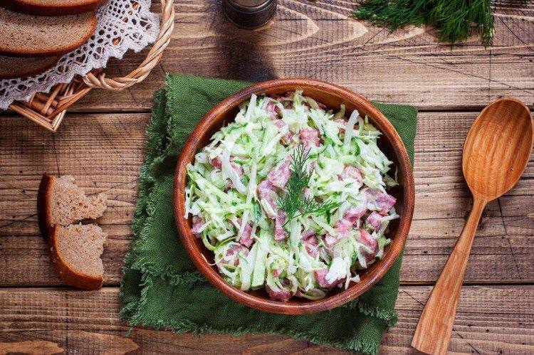 Швидкий салат з огірками та ковбасою