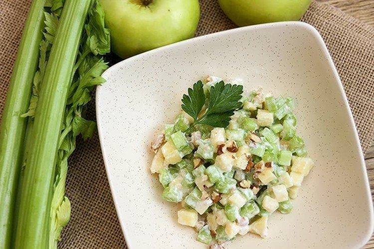 Дієтичний салат з яблуком та селерою