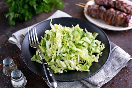 15 простих салатів із свіжої капусти з огірком