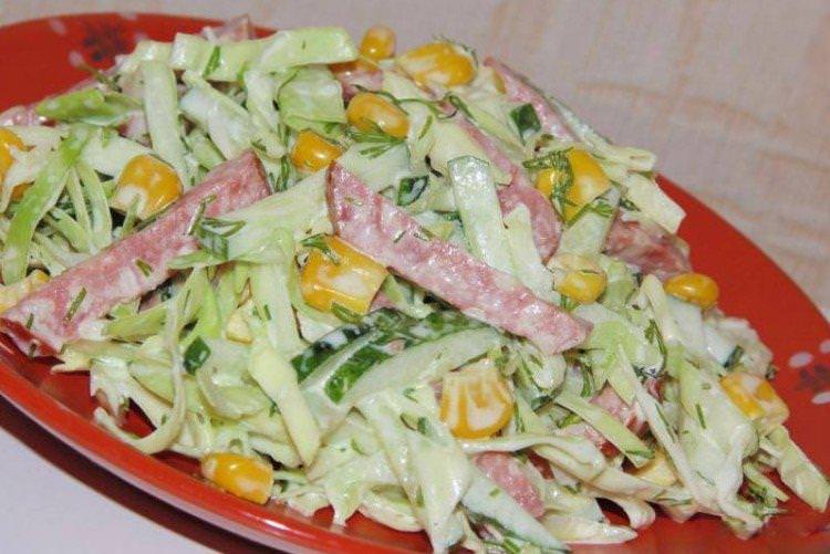 Салат зі свіжої капусти з огірком та ковбасою