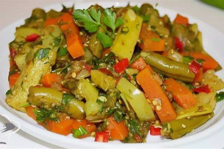 Салат зі стручкової квасолі з овочами