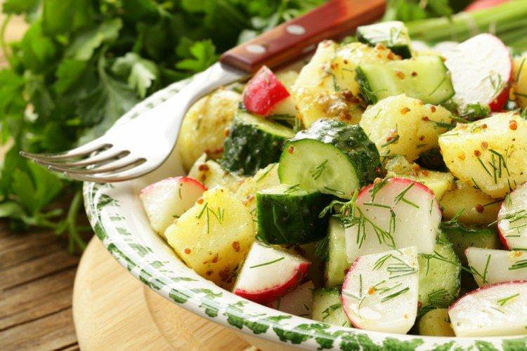 Салат з редискою, картоплею та щавлем