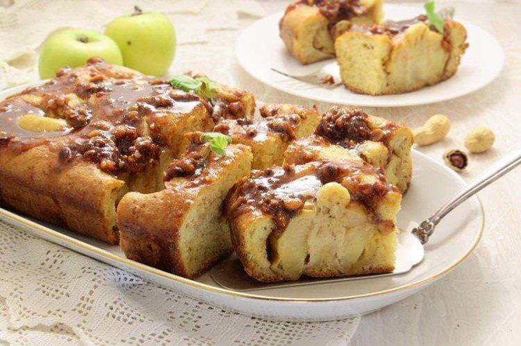 Яблучний пиріг «Карамелька» в духовці - рецепти