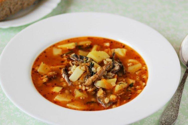Рибний суп з кількою в томаті - Рибний суп з консервів рецепти