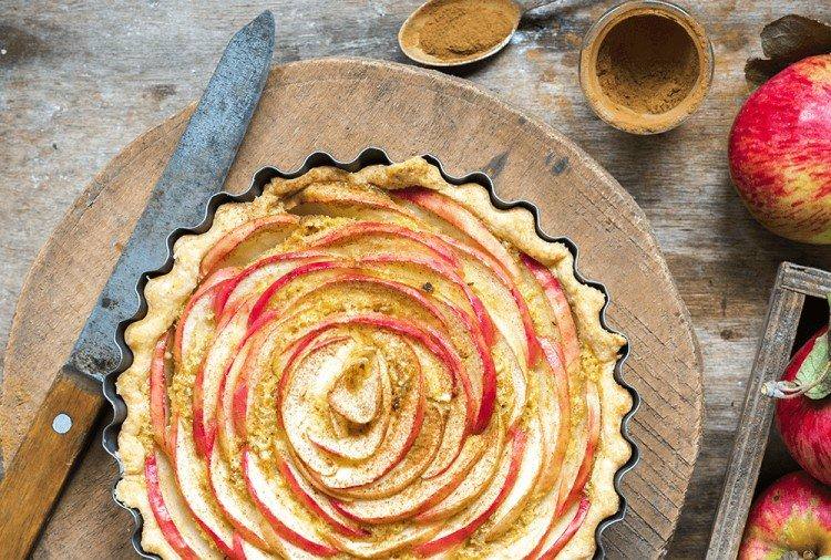 Яблучний пиріг «Роза чайна» в духовці - рецепти