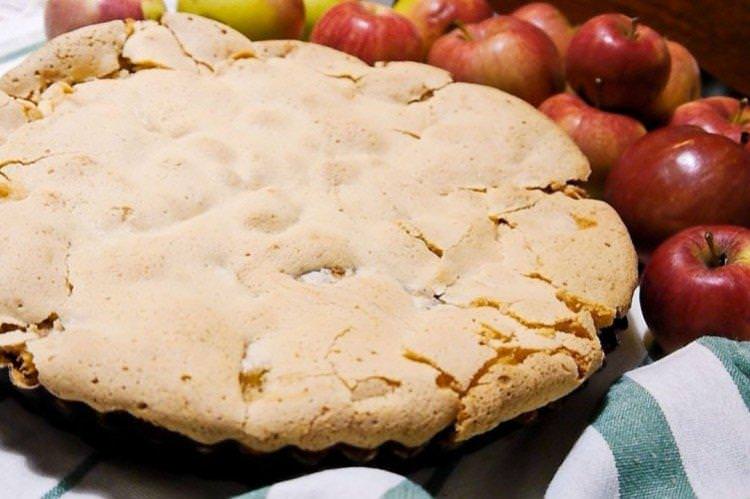 Яблучний пиріг «Хрусткий» у духовці - рецепти