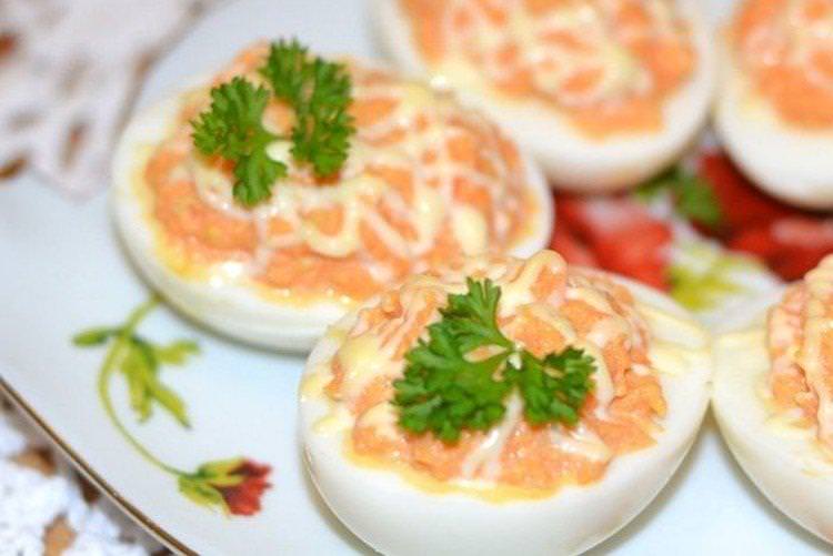 Фаршировані яйця з морквою