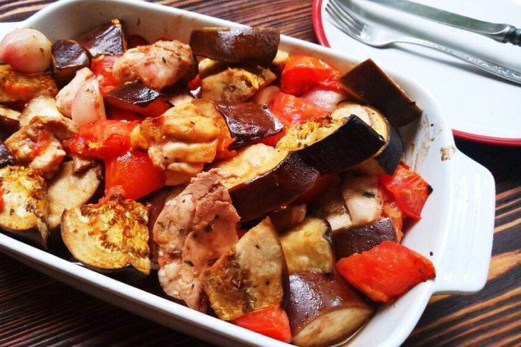 Куриця з баклажанами та помідорами в духовці