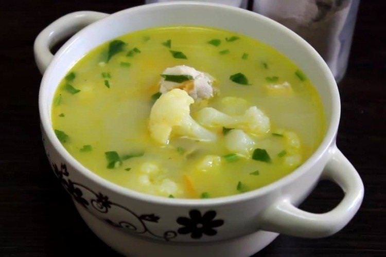 Куриний суп з цвітною капустою та горошком