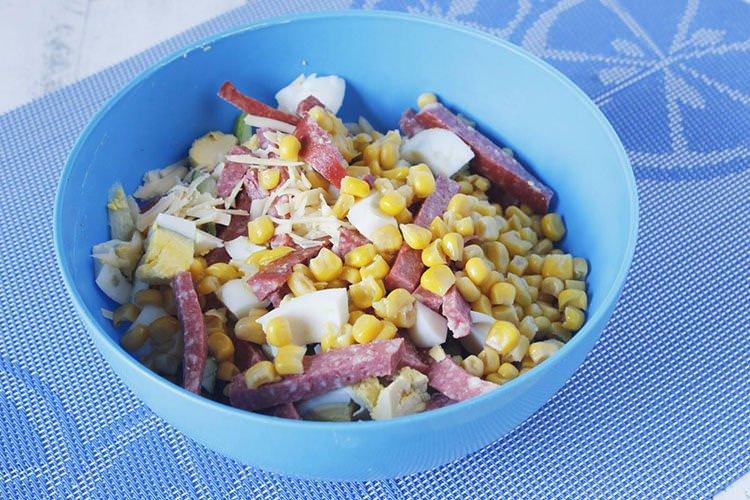Швидкий салат з ковбасою, сухариками та кукурудзою