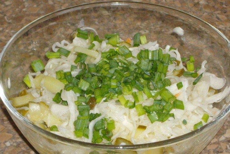Салат із квашеною капустою та картоплею