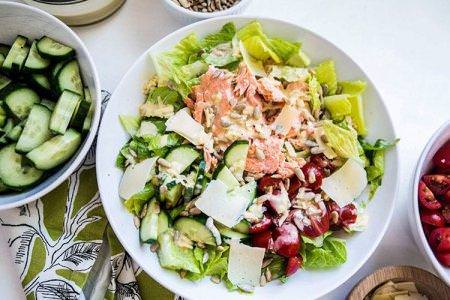 20 смачних салатів зі свіжими огірками для всієї родини