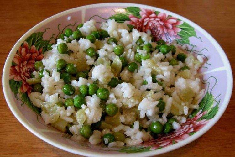 Пісний салат з рисом та зеленим горошком