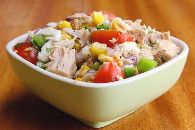 Рибний салат із тунцем та печеними овочами