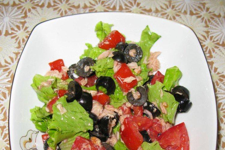 Рибний салат з тунцем та в'яленими томатами