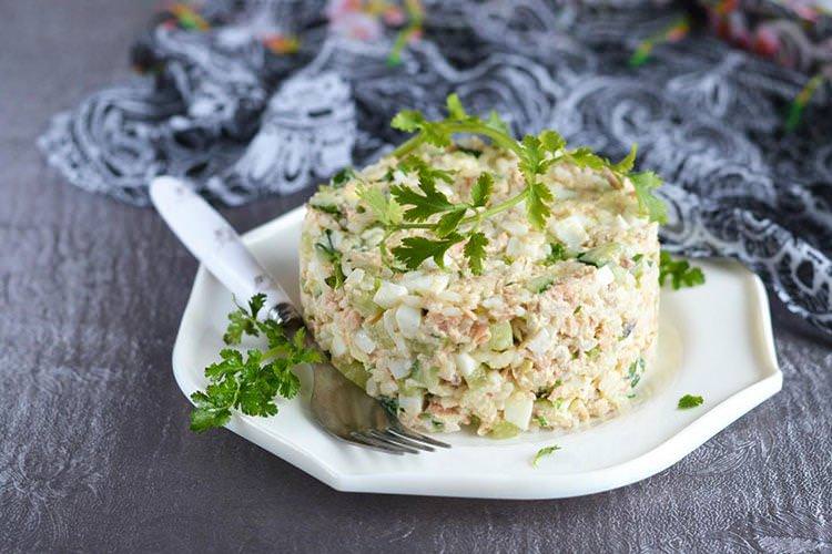 Рибний салат з рисом та горбушею