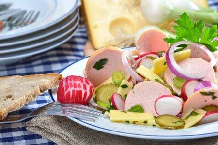 20 салатів з ковбасою для тих, хто любить смачно поїсти