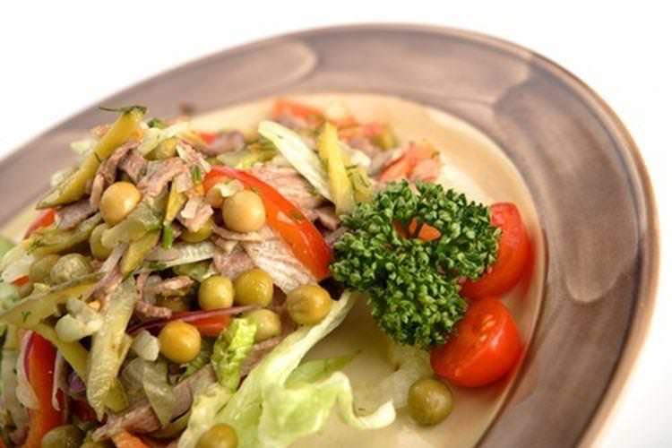 Салат з яловичою мовою, шинкою та капустою