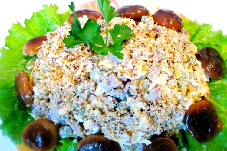 Салат з маринованими грибами та горіхами