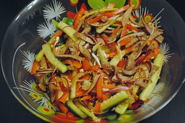Китайський салат з яловичою мовою