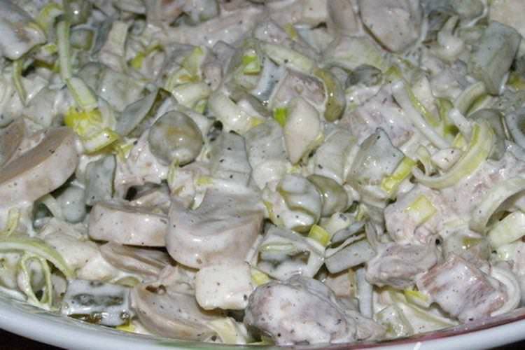 Салат з маринованими грибами та цибулею-пореєм