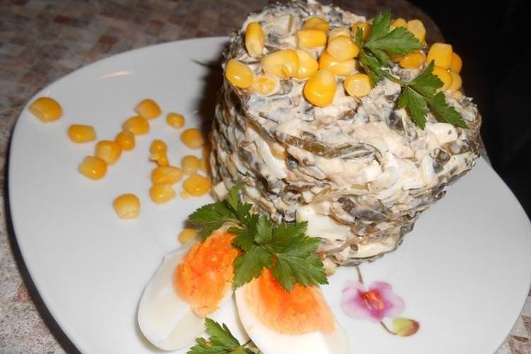 Салат з рибними консервами та морською капустою
