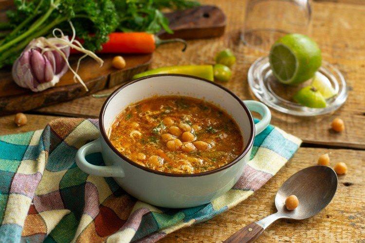 Пісний суп з нутом та шпинатом