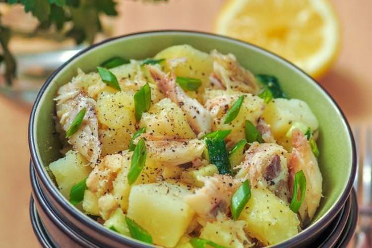 Картопляний салат зі скумбрією та яблуком