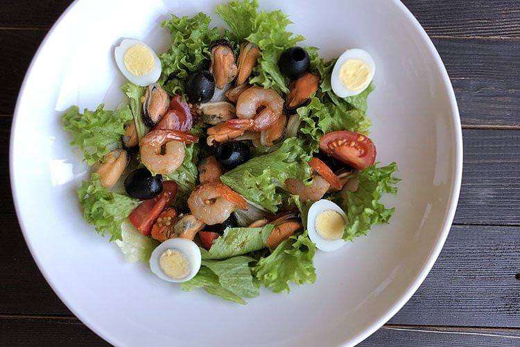 Легкий салат із морепродуктів «Магія»