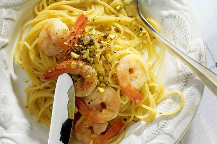 Спагетті з креветками та фісташками - рецепти