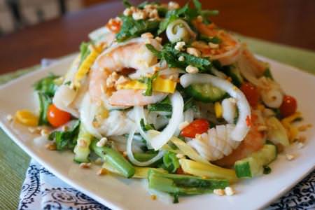 15 найкращих рецептів салатів з креветками та кальмарами