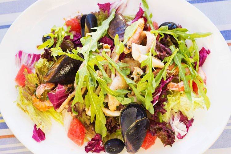 Салат з морепродуктів та овочів