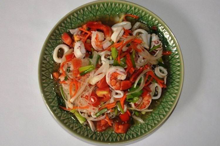 Салат з креветками та кальмарами по-тайськи - рецепти