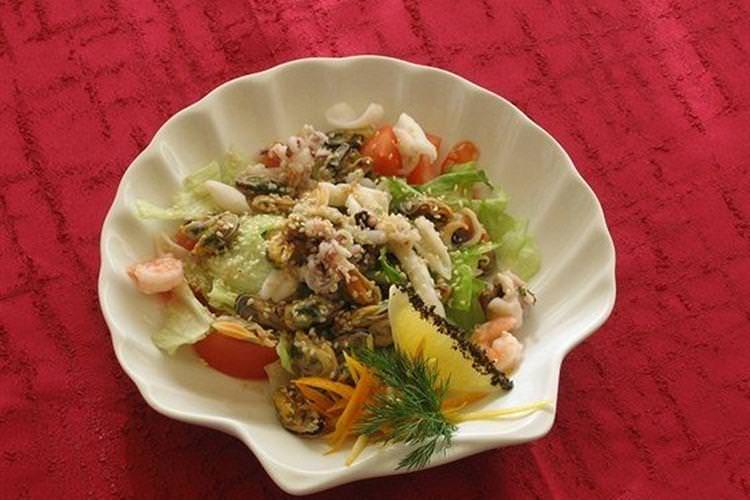 Салат з креветками, кальмарами, чері та пармезаном - рецепти