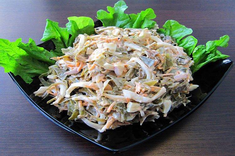 Строкатий салат із морської капусти - рецепти