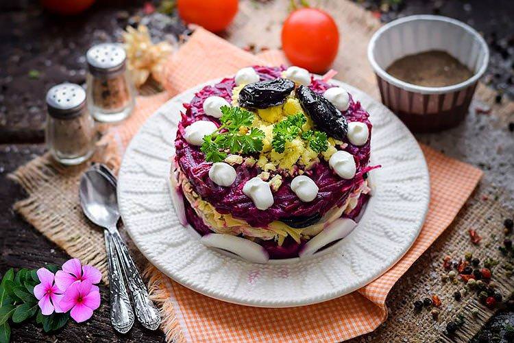 Буряковий салат із чорносливом та курагою - рецепти