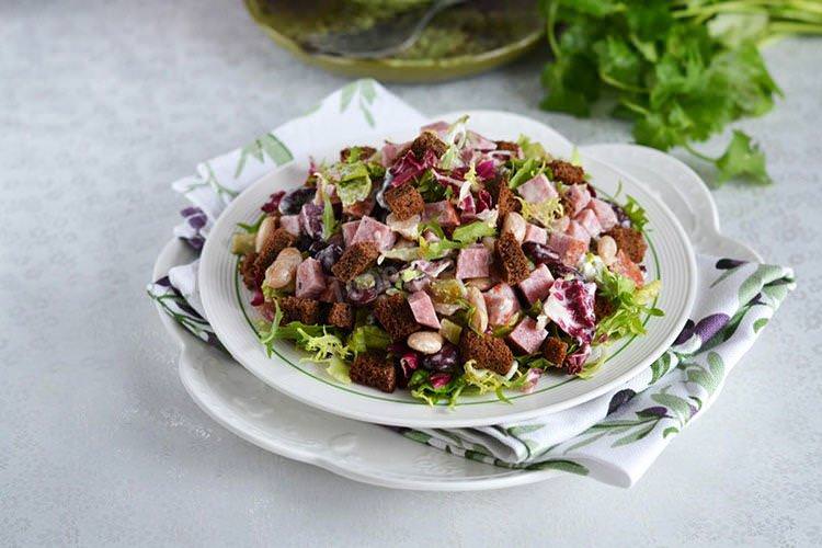Салат з квасолею та вареною ковбасою - рецепти