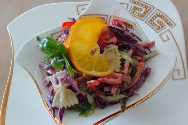 Салат з копченою ковбасою та макаронами - рецепти