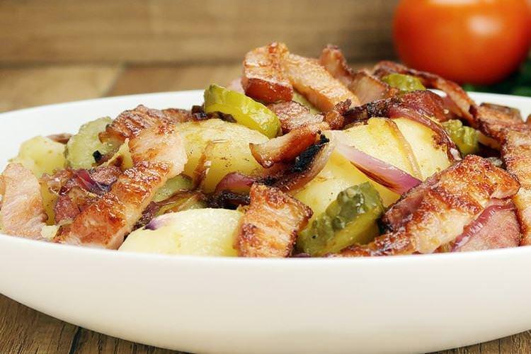 Теплий салат із копченою ковбасою та картоплею - рецепти