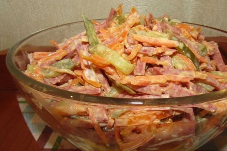 Салат з копченою ковбасою, корейською морквою та огірками - рецепти