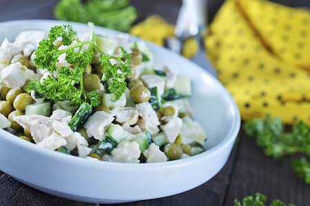 20 простих салатів з куркою, які урізноманітнять твоє меню