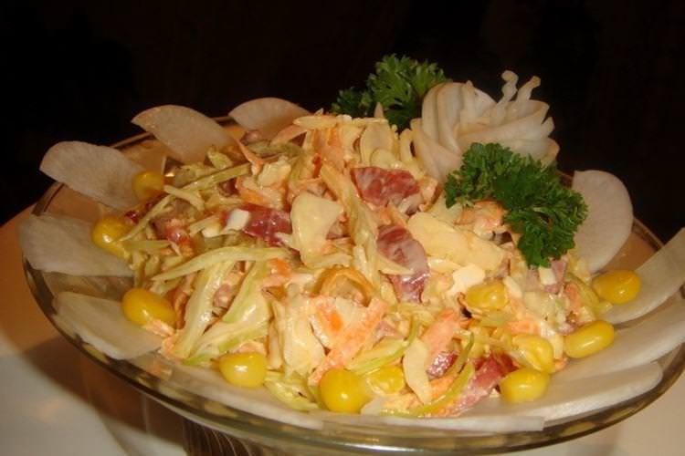 Салат з копченою ковбасою та капустою - рецепти