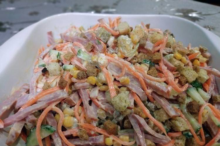 Салат із копченою ковбасою, морквою та сухариками - рецепти