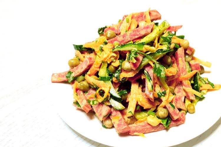 Салат з копченою ковбасою та замороженим горошком - рецепти