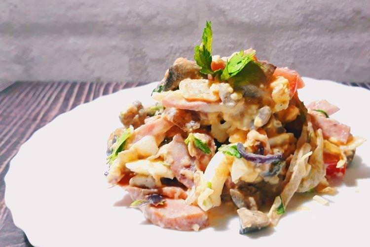 Салат із копченою ковбасою та грибами - рецепти