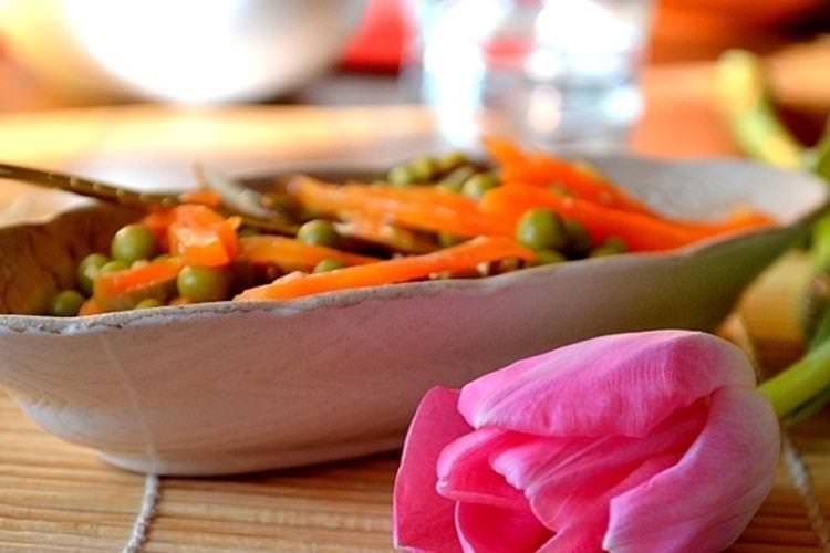 Пісний салат з морквою та фініками - рецепти